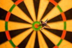深夜のゲームセンターで困っている美人がいた。俺「どうしました？」女「あ、いえ..えっと…遊び方がわからなくて」  俺「教えますけど..」 女「あ…….お願いします」