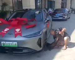 【動画】何かがおかしい中国の納車式(((ﾟДﾟ)))