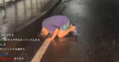 【大惨事】豪雨の水たまりでシャンプーした配信者、体に”異変”起きる…