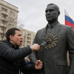 日本は「口出しするな」 「菊花紋章」破壊像、撤去要請に反発   #ロシア外務省