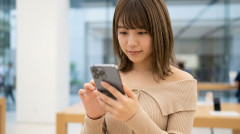 【画像】iPhone Duo（折りたたみ）の折り目をご覧ください‥‥