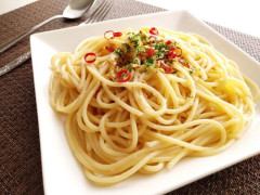 ペペロンチーノって茹でたパスタに塩胡椒とチューブニンニクかければええんか