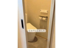 「やめたほうがいいですよ」　工務店に反対されたトイレの“引き戸”　強行して1年半住んでみた50代夫婦に共感の声