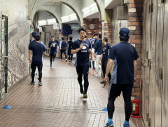 【悲報】西武ライオンズ、草野球みたいな場所で練習させられるｗｗｗｗｗｗｗｗ