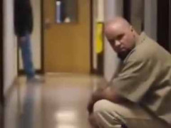 刑務所にいる犯罪者たちに必要なモノは何ですか？ 教育、更生プログラム → いいえ、こちらです…