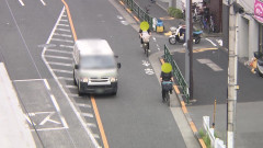 【悲報】警察さん「すまん!黄色の中央線だと自転車を追い抜けないから全部白色に塗り直す!」wwwwwwwwww