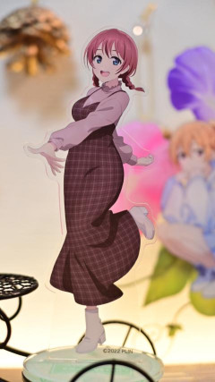 【画像】このエマちゃんのめちゃくちゃやわらかそうなアクスタ【ラブライブ！虹ヶ咲】