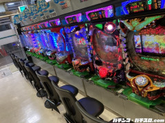 【オェ】スロッターさん、クサクサ生足裏攻撃を喰らってしまう…