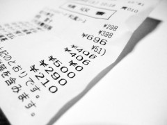 コンビニ店員に食ってかかるおばさん。「このレシートがアリバイになるんだから！」と言っていた