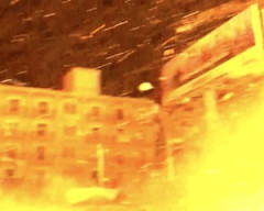 【動画】レバノンの記者が中継準備中にイスラエルの攻撃を受けて負傷。