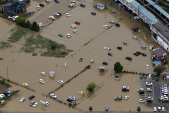全国各地で大雨が降ってるせいで車の保険会社さん、逝く