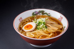 ラーメン屋の女性従業員、とんでもないハレンチな格好でお店を宣伝してしまう