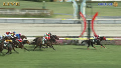 【競馬】藤田会長、中井騎手へCBC賞の優勝トロフィーとレイをプレゼント