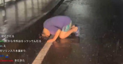 豪雨の水溜りで頭を洗った配信者さん、大変なことになってしまう