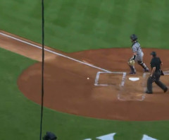 【謎】MLBの試合で突然キャッチャーが送球を無視するバグが発生してしまう