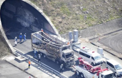 【悲報】ながらスマホで一家5人を殺したトラック女運転手さん、懲役7年😰