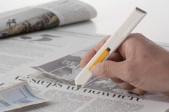 【画像】新聞をカッターで切って、垂直に立てる遊び楽しすぎるｗｗｗｗ