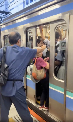 【動画】お婆ちゃん池袋のラッシュで電車内から押し出されてしまう