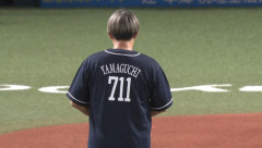 【悲報】元プロ野球選手の始球式、まさかのクソボールで草w w w