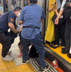 【動画】お婆ちゃん、満員電車の猛攻に敗れて車内から押し出されてしまう