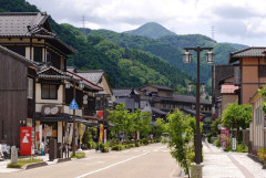 石川県の加賀温泉の客数が伸び悩んでいます。新幹線で関東と直結しましたが、関西客の減少を補えていません。