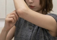 乃木坂4期の美形、ノースリーブで両腕を上げてシワがくっきりとナマ腋が...