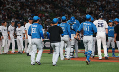 球場騒然　日本ハム・伊藤大海と西武・黒田哲史三塁コーチが一触即発にらみ合い　互いに言葉を発して、黒田コーチが怒りの表情でマウンド側へ　両軍入り乱れて試合中断
