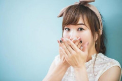 【画像】斉藤由貴（60）、生放送で『とんでもないビジュアル』を披露してしまうｗｗｗ