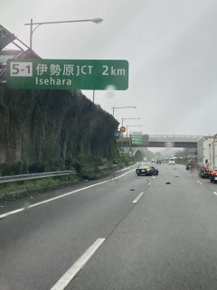 【画像】 スポーツカー乗り、 単独事故で大破する…