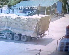事故は慣れた頃に。荷台にシートをかけていた男性が転落してしまう。