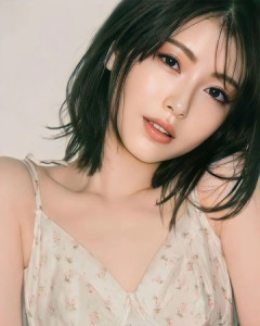 【画像】浜辺美波ちゃんの胸元はだけた谷間ショットw