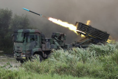 【悲報】ロシア軍、防空システム逃がして撤退中にウクライナ軍の砲撃を食らって死屍累々に...