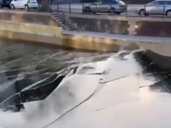 薄く凍った街なかの水路を、まっすぐな波が一本走り抜けて氷を次々に割っていく「PS3時代の水の物理演算じゃん」【海外の反応】