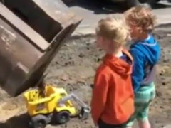 ショベルカーのオペレーターが、子どものおもちゃのダンプに土を積んであげる「あの子たち近すぎだろ」【海外の反応】