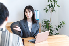 ババア先輩(31)「ねぇ、部屋に来ない？内緒の話聞かせてあげる♡」ワイ(25)「ヒエッ･･････」⇒！