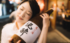ちょっと酔っ払って帰ってピンポン連打、ドアドンドン。「開けろやー！！」と言って入ったら、おっさんに「部屋間違えてませんか…？」と言われて・・・