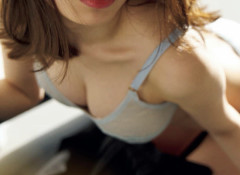 【画像】NHK総合、お乳がくっきりとした美人女子アナが映り込むwww