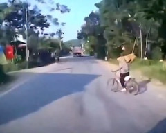 【動画】チャリを避けた結果、対向の親子と正面衝突してしまうトラック。