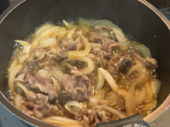 牛丼作ってる