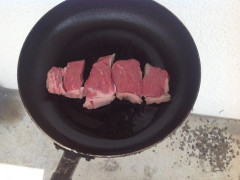 仕事から戻ると、肉が数切れコンロの上に乗せられ放置されている…みんなの奥さんは愛されてるみたいでうらやましいな…