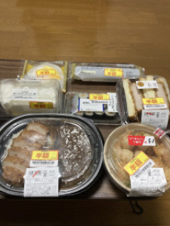 半額弁当を昨日買い過ぎて今日もそれ食ってるんやが