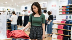 【画像】ユニクロＵの新作コートを着た姿がモモンガみたいだと話題に