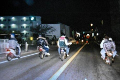 【悲報】高身長マッチョの外国人さん、日本の暴走族に集団リンチされてボコボコに。筋トレは無意味やな