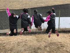 公園でJK陸上部が服を捲って腹筋の見せ合いして｢すごーい！｣とか言って太股も出しながら騒いでたんだけどｗｗｗｗｗｗ