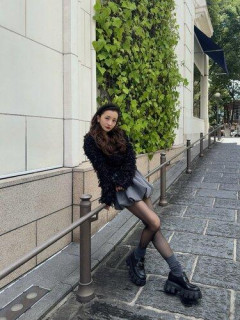 【画像】板野友美、黒コーデの秋服姿で圧巻スタイル＆美脚を披露