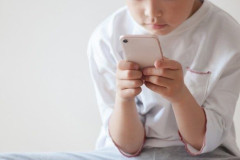 〈我が子もドパガキ？〉「スマホがないと店で騒ぐ」「アニメは2倍速」親たちが恐れる“子の異変”と専門家が語る対策