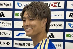 【悲報】Ｊ１町田・小川航基さん、16歳三井寺眞のユニホーム引っ張り潰すｗｗｗｗｗｗ
