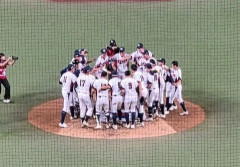 韓国、U-18アジア野球選手権の決勝で日本に勝つと、またまたマウンドに韓国の国旗を広げる