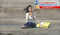 【gif画像あり】海でパンを食べてたお姉さんが悲しい結末を迎えるｗｗｗｗｗｗｗｗｗ