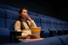 エンドロール中の離席、おしゃべり、ポップコーンの音…どこまで許せる？ 白熱する映画館の「マナー論争」と心穏やかに過ごすための自衛策